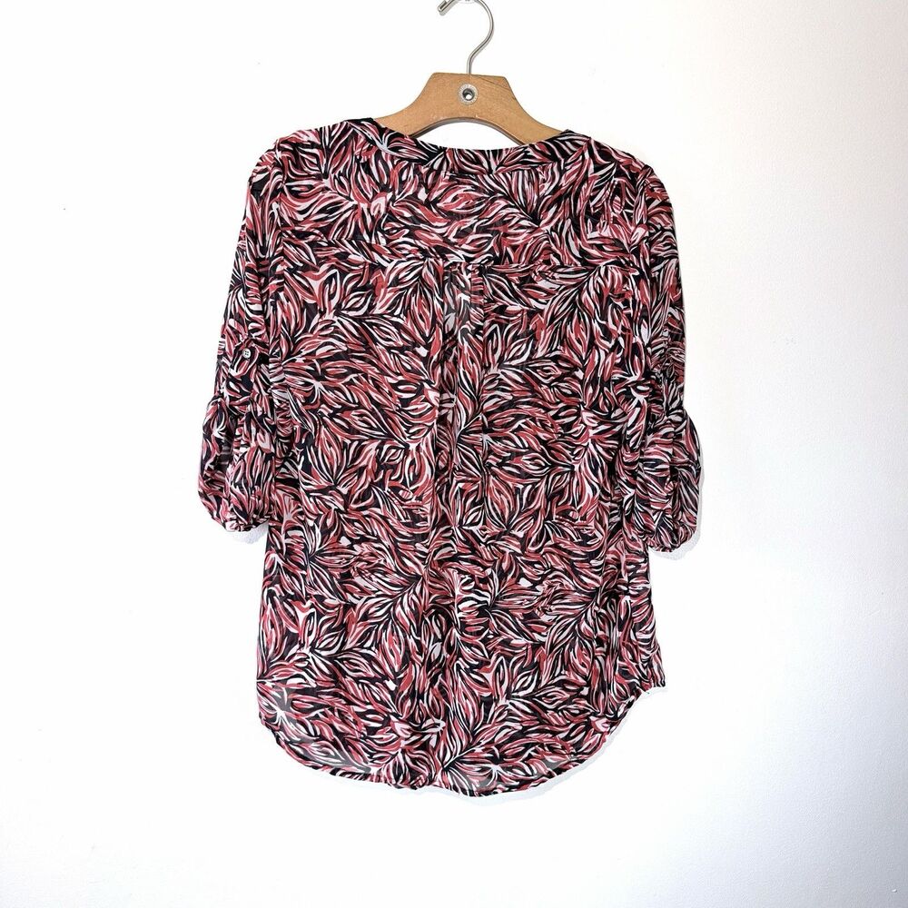 CHAUS NY Women’s Blouse Red-black-white Leaf Print Roll Tab 3/4 Sleeve Sz M - Picture 2 of 6